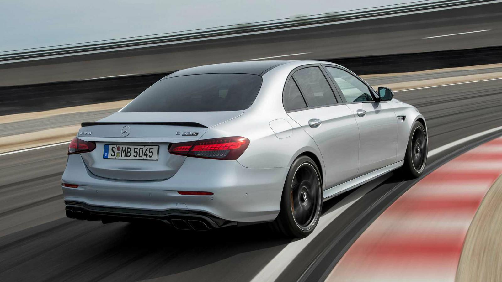 Στους δρόμους οι νέες Mercedes-AMG E 63 και E 63 S